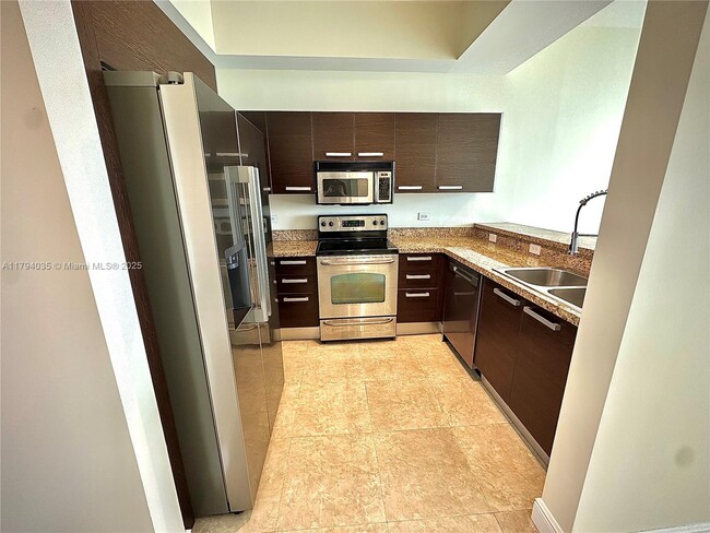 2525 SW 3rd Ave, Unit 705 in Miami, FL - Building Photo - Building Photo
