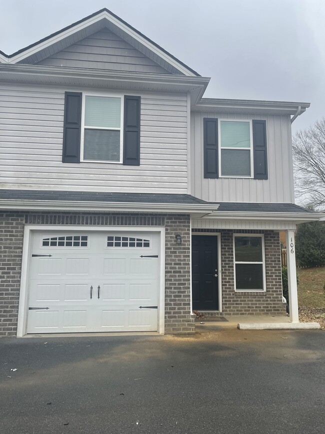 991 W Mountain View Rd in Johnson City, TN - Foto de edificio - Building Photo