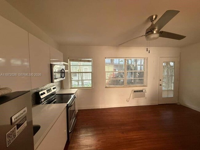 1925 Washington Ave in Miami Beach, FL - Building Photo - Building Photo