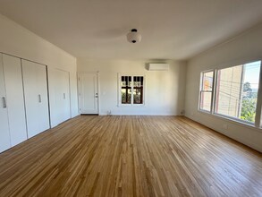 1086 W Kensington Rd in Los Angeles, CA - Foto de edificio - Building Photo