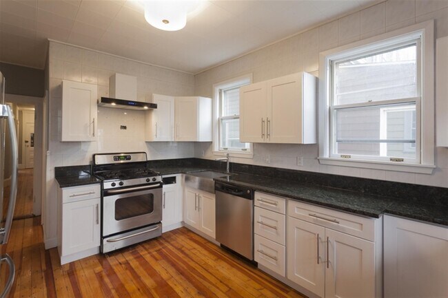 38 Cherry St, Unit 1 in Somerville, MA - Foto de edificio - Building Photo