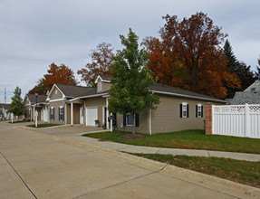 Newport Square Apartments in Warrensville Heights, OH - Building Photo - Building Photo