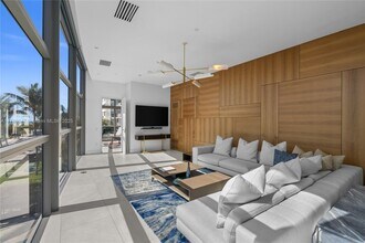5875 Collins Ave in Miami, FL - Foto de edificio - Building Photo