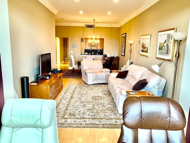 193 W 8th St, Unit 620 in Boston, MA - Foto de edificio - Building Photo