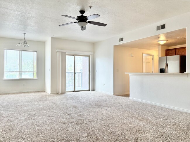 194 Albion Village Way in Sandy, UT - Foto de edificio - Building Photo
