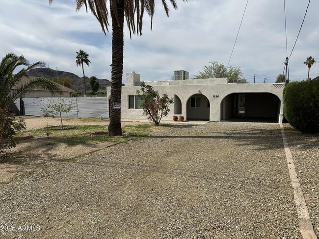 1226 E Vogel Ave