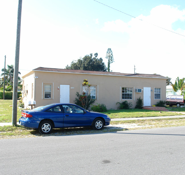 213-217 SW 11th St in Dania Beach, FL - Building Photo - Building Photo