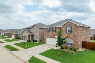 McPherson Village in Crowley, TX - Foto de edificio - Building Photo