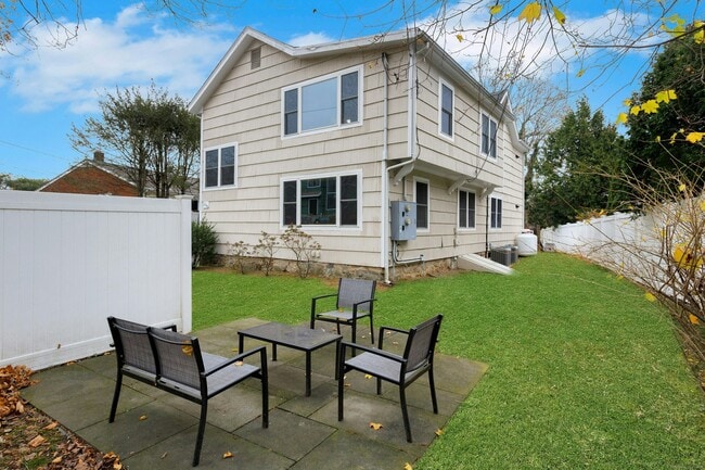 119 Forest St in New Canaan, CT - Building Photo - Building Photo