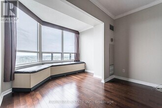 135 Hillcrest Ave in Mississauga, ON - Building Photo - Building Photo