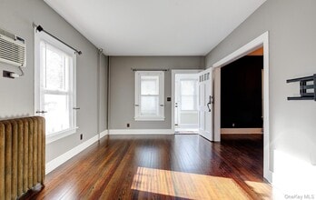 256 Nassau Rd in Huntington, NY - Building Photo - Building Photo