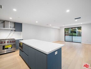 825 Croft Ave in West Hollywood, CA - Building Photo - Building Photo