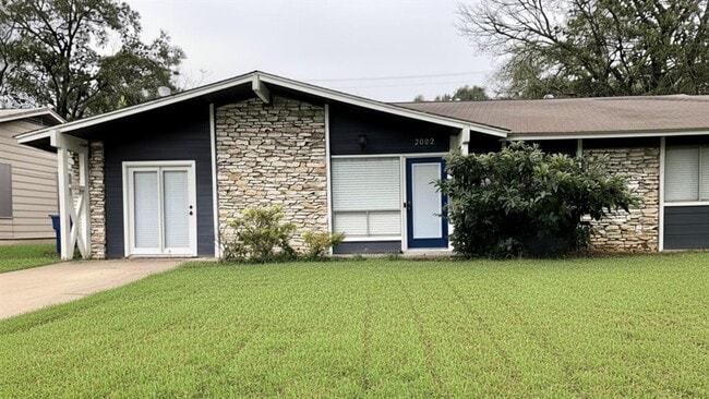 2802 Loyola Ln