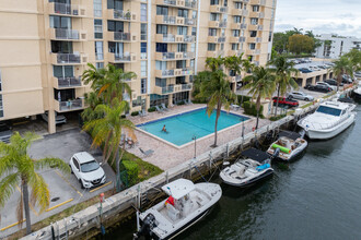 Vecino Del Mar in North Miami, FL - Building Photo - Building Photo