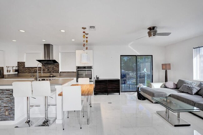 3215 NE 7th St, Unit SI FL2-ID1504114P in Pompano Beach, FL - Building Photo - Building Photo