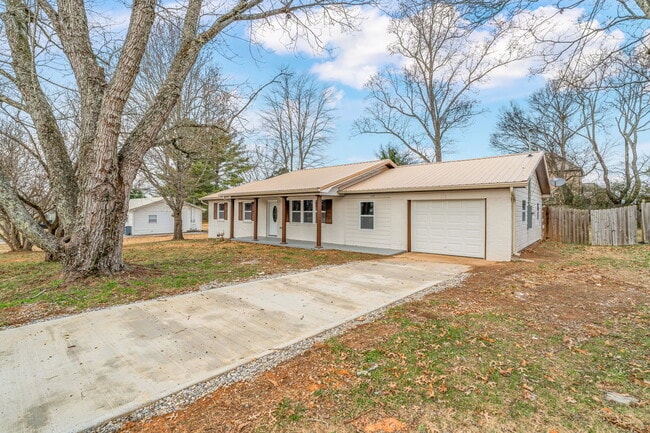 117 Gayle Ave in Lenoir City, TN - Building Photo - Building Photo