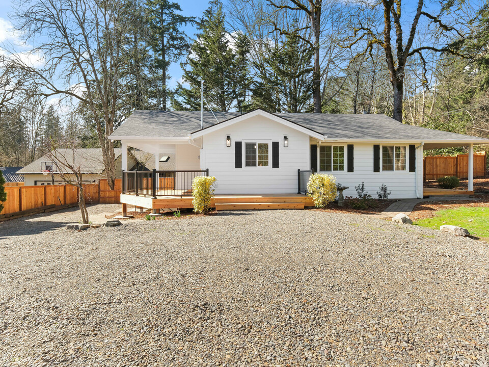 5050 Lower Dr in Lake Oswego, OR - Building Photo