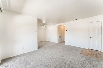 7300 W Pirates Cove Rd in Las Vegas, NV - Building Photo - Building Photo