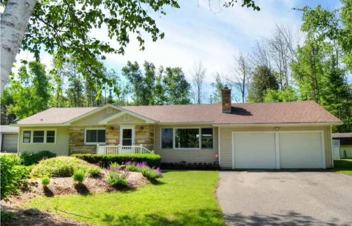 8588 US-31 in Charlevoix, MI - Building Photo