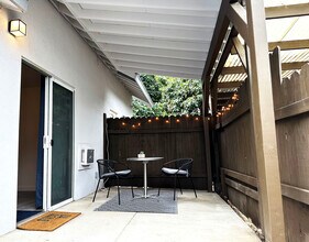 2474 New York Dr, Unit B in Altadena, CA - Building Photo - Building Photo
