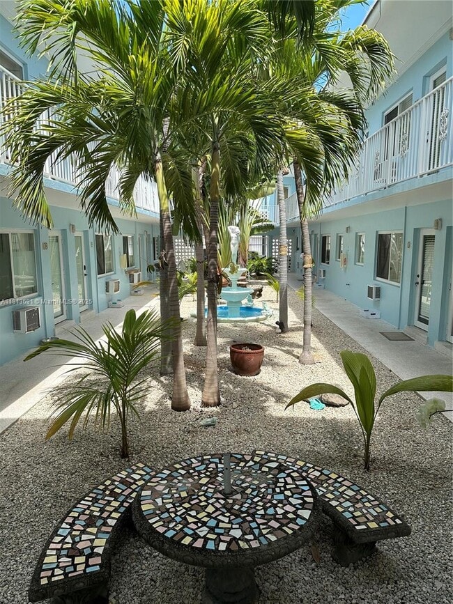 401 Collins Ave in Miami Beach, FL - Foto de edificio - Building Photo