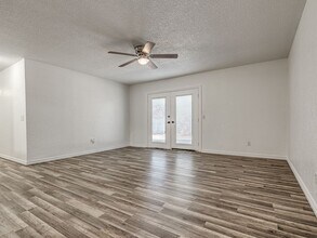 401 Oak Creek Dr in Yukon, OK - Building Photo - Building Photo