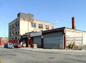 300 Richardson St in Brooklyn, NY - Foto de edificio - Building Photo