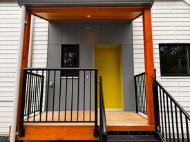 136 Village Way in Qualicum Beach, BC - Building Photo