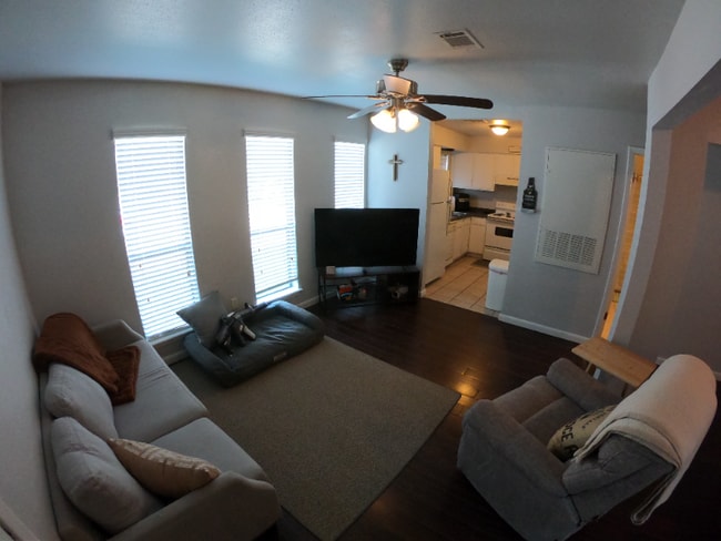 404 Manuel Dr in College Station, TX - Building Photo - Building Photo