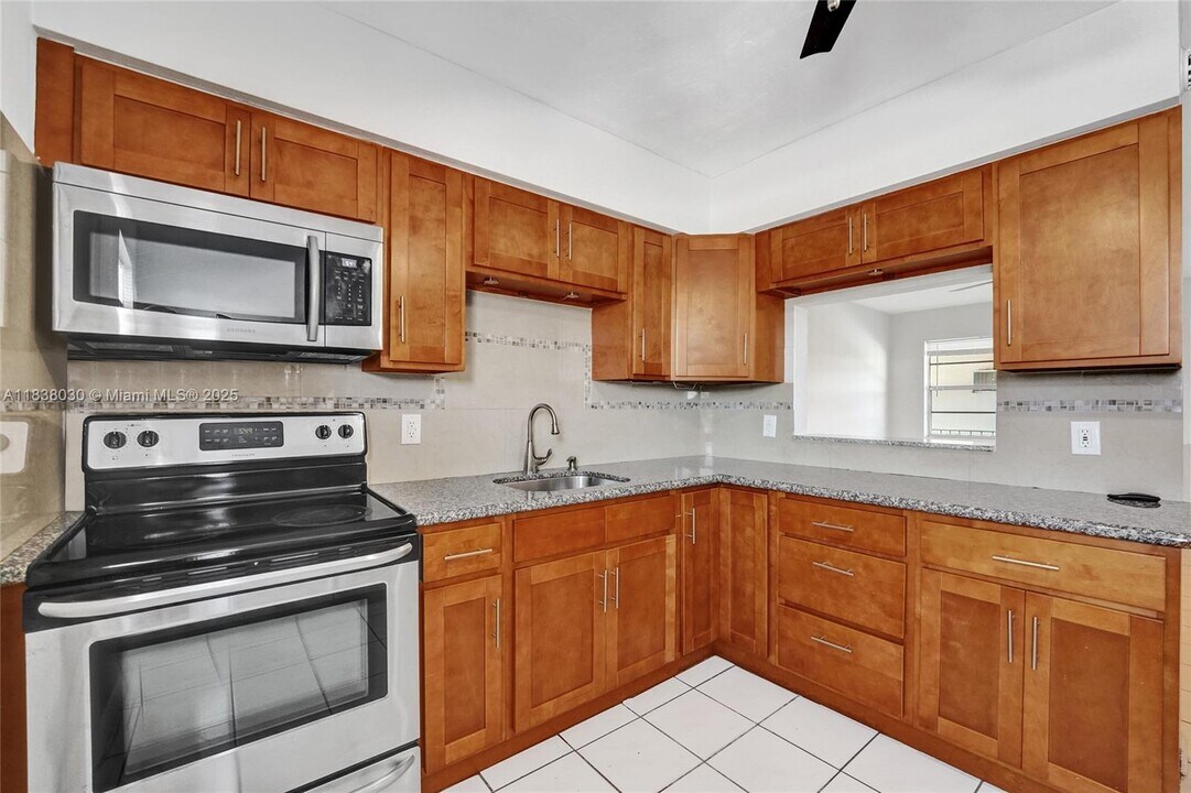 7401 Pines Blvd in Pembroke Pines, FL - Building Photo