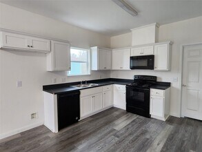 6202 Lacey Oak Dr in Hitchcock, TX - Building Photo - Building Photo