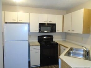 1002 Brookhollow Dr in Fayetteville, NC - Foto de edificio - Building Photo