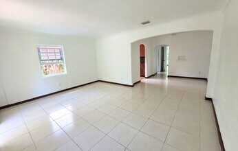 1429 NE 147th St in Miami, FL - Foto de edificio - Building Photo