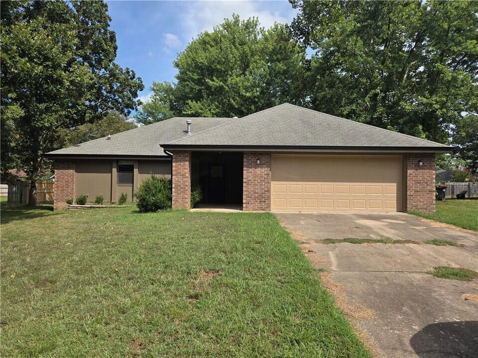 2101 McGuire St in Springdale, AR - Building Photo