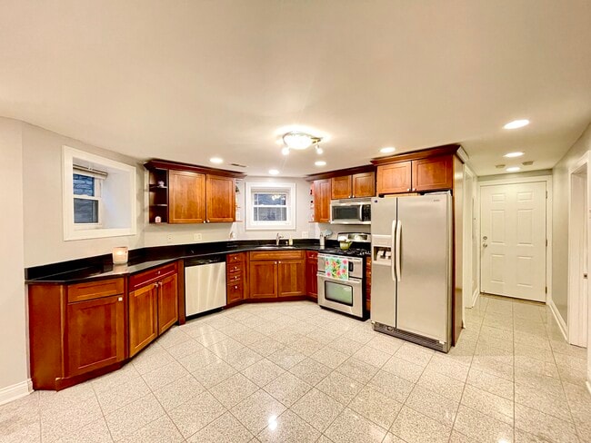 2217 W Giddings St, Unit G in Chicago, IL - Building Photo - Building Photo