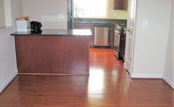 4151 FOUR MILE RUN Dr S in Arlington, VA - Building Photo - Building Photo