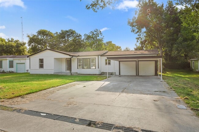 6714 E Bayou Dr in Hitchcock, TX - Foto de edificio - Building Photo
