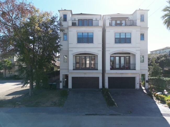 5733 Winsome Ln in Houston, TX - Foto de edificio - Building Photo