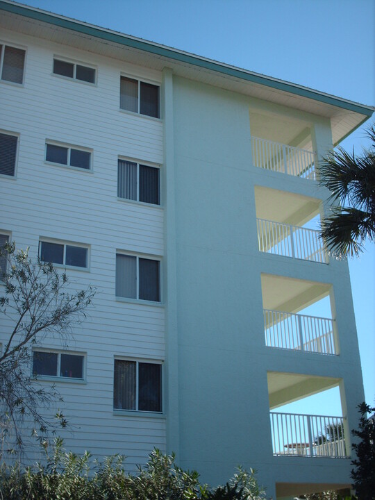 Calini Beach Club in Sarasota, FL - Foto de edificio