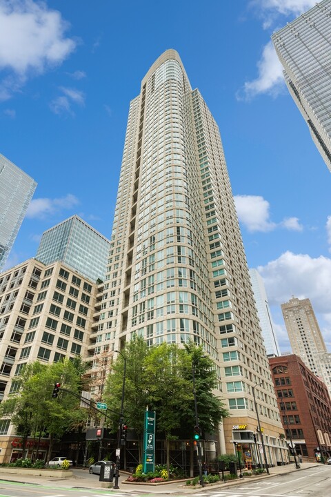 345 N La Salle St in Chicago, IL - Building Photo