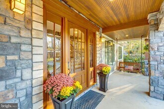 1057 Vista Dr in McLean, VA - Building Photo - Building Photo