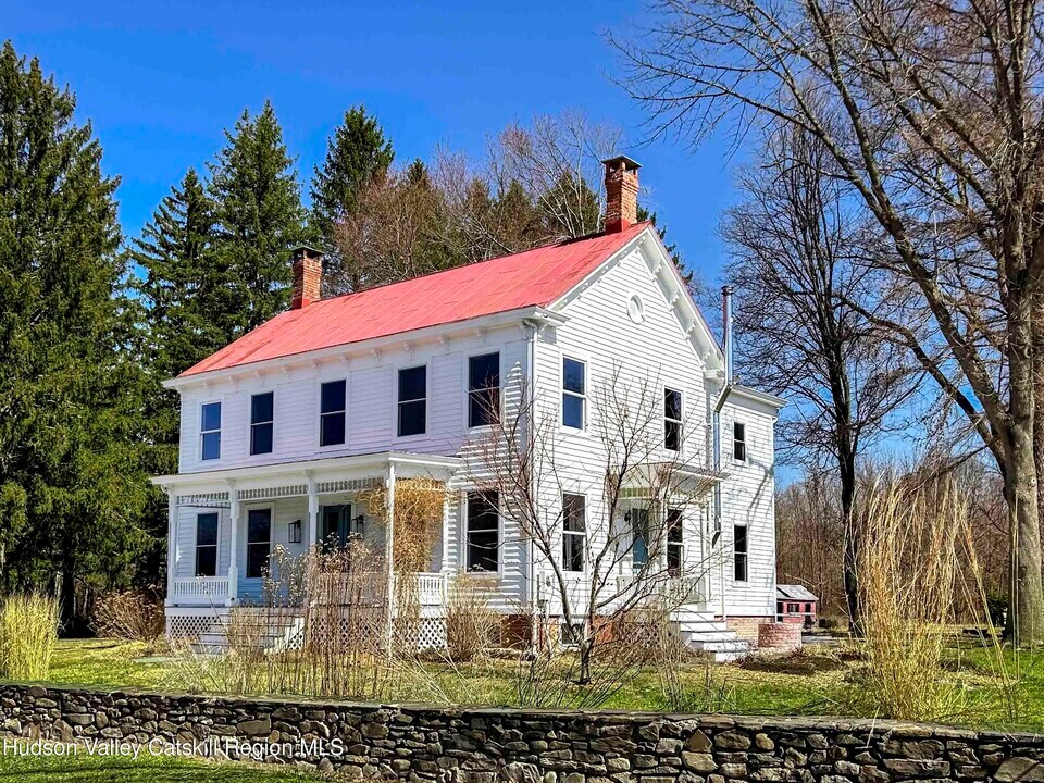 335 Co Rte 10 in Germantown, NY - Building Photo