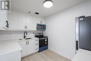 81 Ontario St in Bowmanville, ON - Building Photo