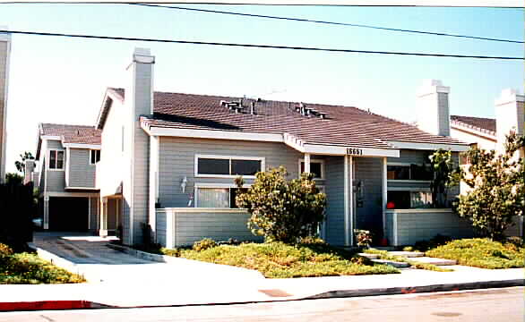 16651 Dolores St in Huntington Beach, CA - Foto de edificio - Building Photo