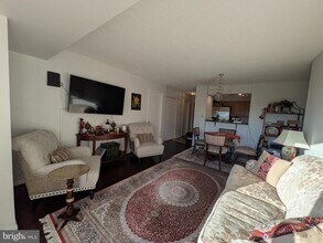 2111 Wisconsin Ave NW in Washington, DC - Foto de edificio - Building Photo