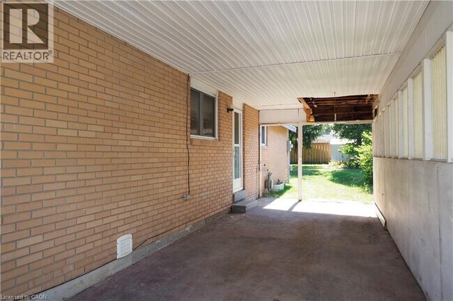 129 Hazelglen Dr in Kitchener, ON - Building Photo - Building Photo