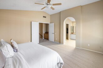 9012 E Sutton Dr in Scottsdale, AZ - Foto de edificio - Building Photo