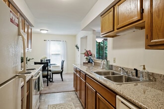York Creek Apartments in Comstock Park, MI - Building Photo - Building Photo