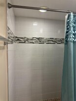 827 NE 199th St in North Miami Beach, FL - Building Photo