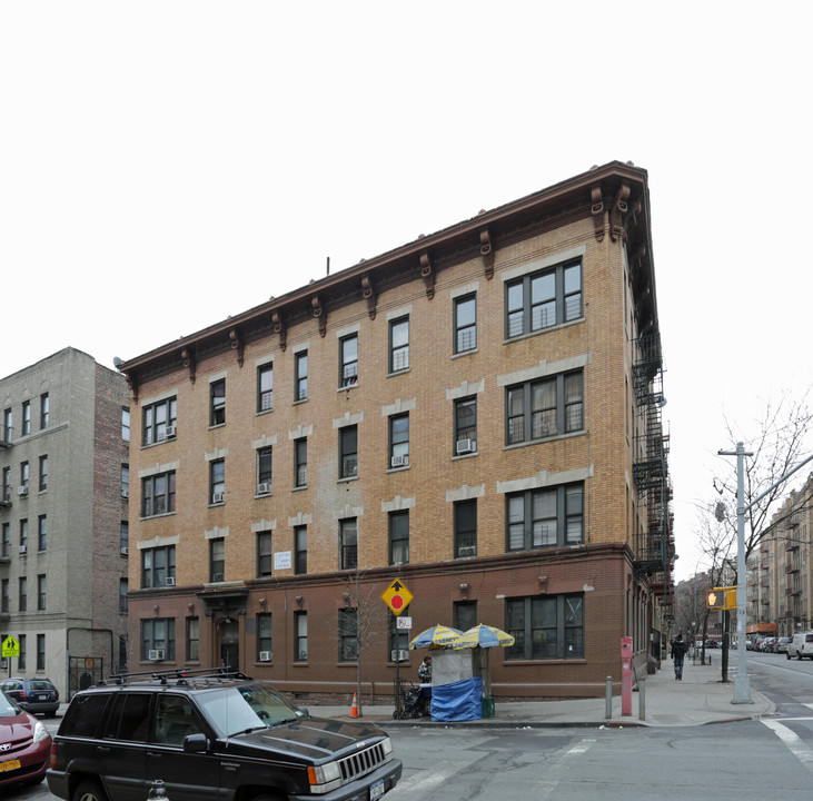 230 E 196th St in Bronx, NY - Building Photo